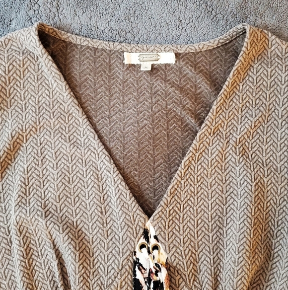 Gimmicks Textured Lace-up Top - Picture 4 of 11